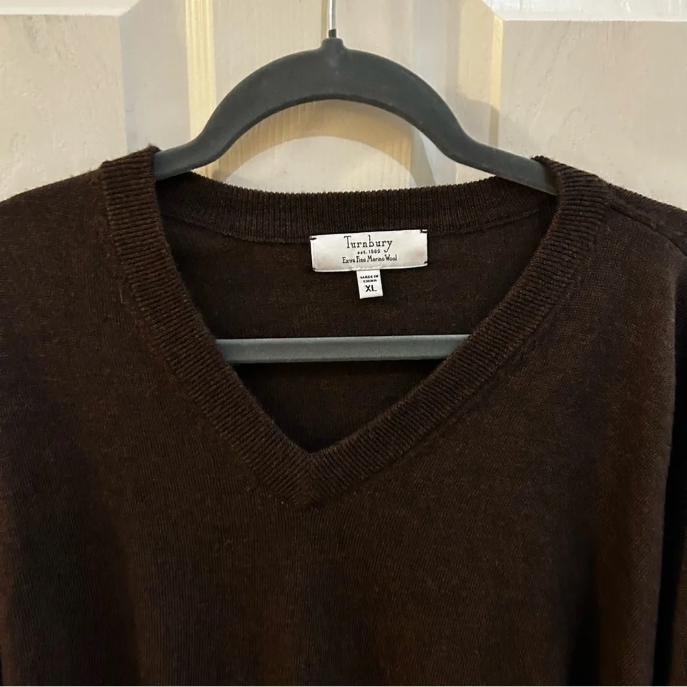 Turnbury Extra Fine Marino Wool Men’s Brown V-neck Sweater